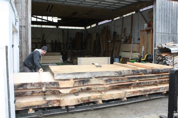 Pieter is setting spacers to make sure the slabs have enough room to circulate air evenly while in the kiln.